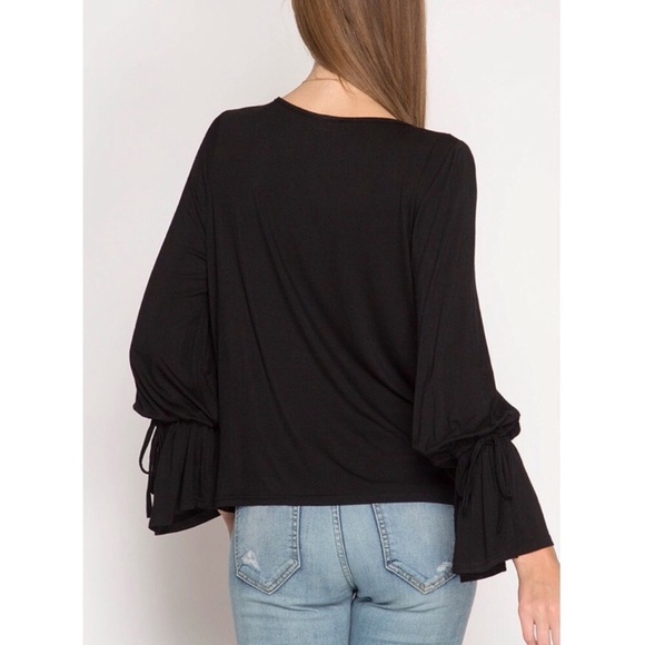 ❗️LAST❗️Black Twist Front Top - Picture 2 of 2